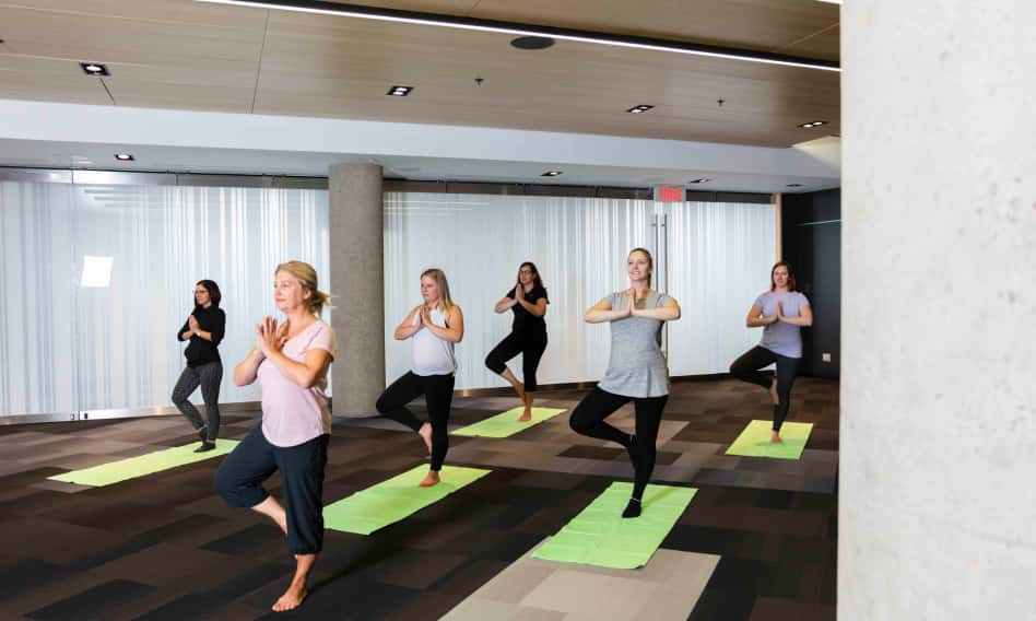 yoga dans la salle 310